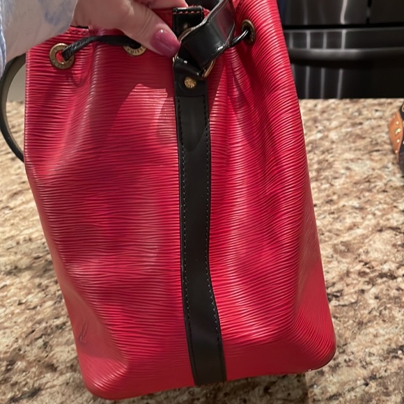 AUTHENTIC Louis Vuitton Epi Petit Noe Drawstring Shoulder Bag - Picture 4 of 12